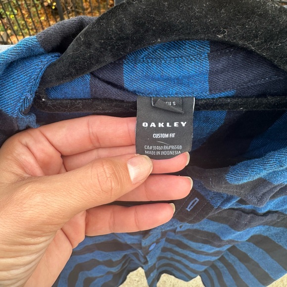 Oakley Custom Fit Blue Plaid Flannel Top - Picture 3 of 3